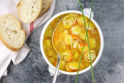 Овощной суп с крабовыми палочками