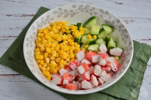 Крабовый салат с фунчозой – фото приготовления рецепта, шаг 2