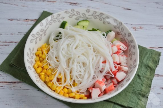 Крабовый салат с фунчозой – фото приготовления рецепта, шаг 3