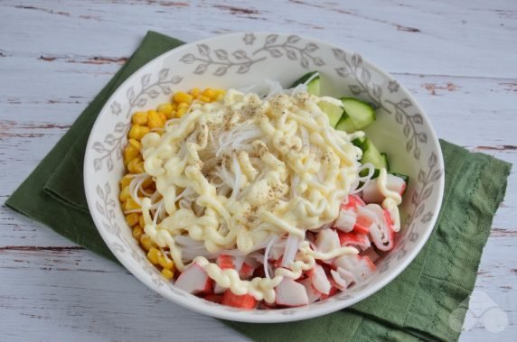 Крабовый салат с фунчозой – фото приготовления рецепта, шаг 4