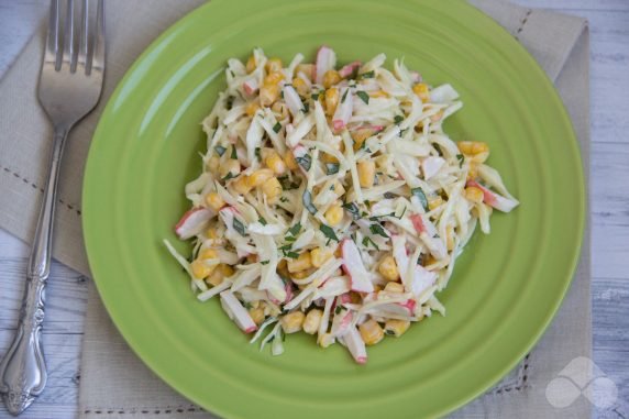 Салат с крабовыми палочками и капустой без яиц – фото приготовления рецепта, шаг 3