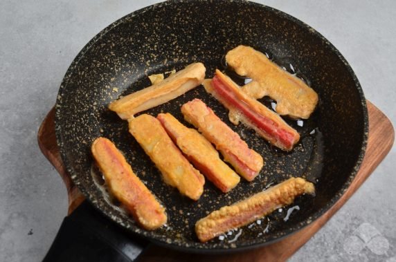 Жареные крабовые палочки с паприкой – фото приготовления рецепта, шаг 4