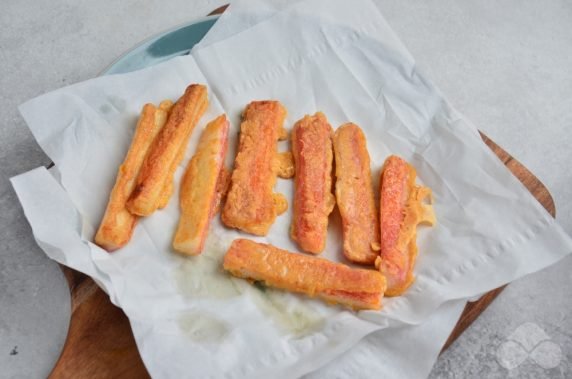 Жареные крабовые палочки с паприкой – фото приготовления рецепта, шаг 5
