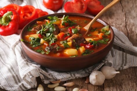 Томатный суп с говядиной и овощами