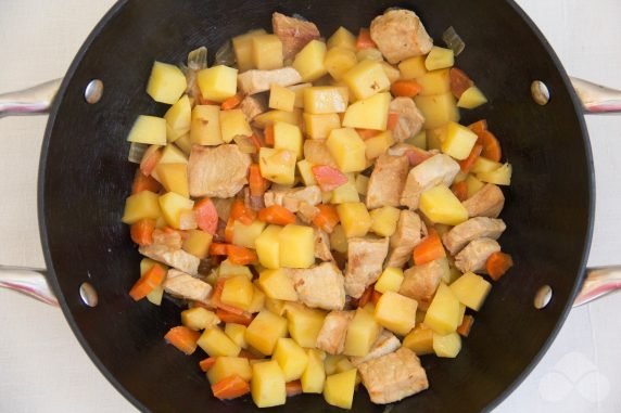 Гуляш из свинины и картофеля – фото приготовления рецепта, шаг 5