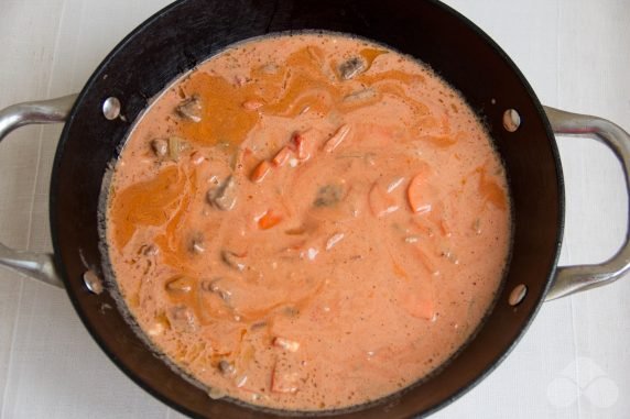 Гуляш из говядины с томатной пастой и сметаной – фото приготовления рецепта, шаг 6