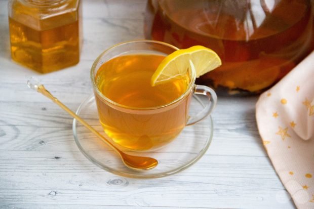 Черный чай с имбирем, лимоном и медом