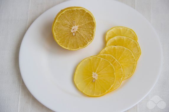 Черный чай с имбирем, лимоном и медом – фото приготовления рецепта, шаг 2