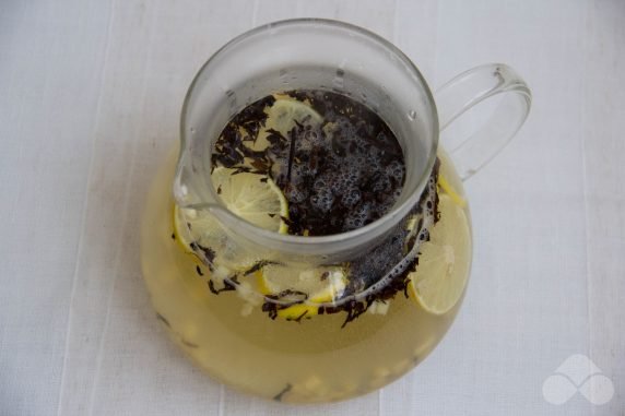 Черный чай с имбирем, лимоном и медом – фото приготовления рецепта, шаг 4