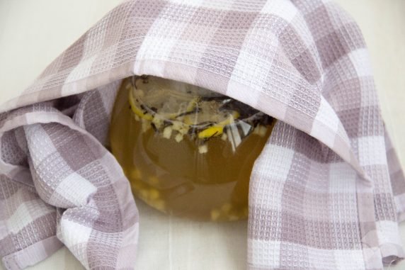 Черный чай с имбирем, лимоном и медом – фото приготовления рецепта, шаг 5