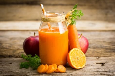 Свежевыжатый сок из яблок, моркови и апельсина