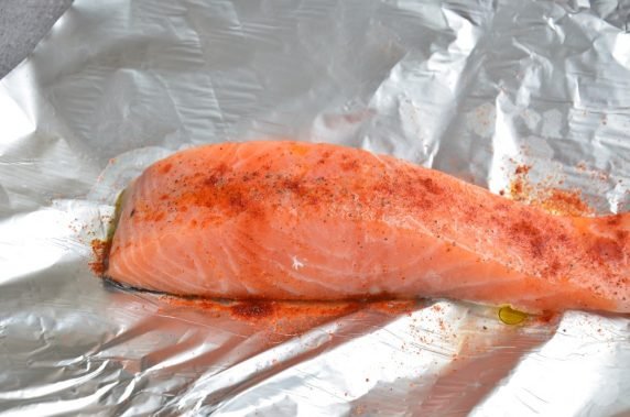 Салат с запеченным лососем и черри – фото приготовления рецепта, шаг 1