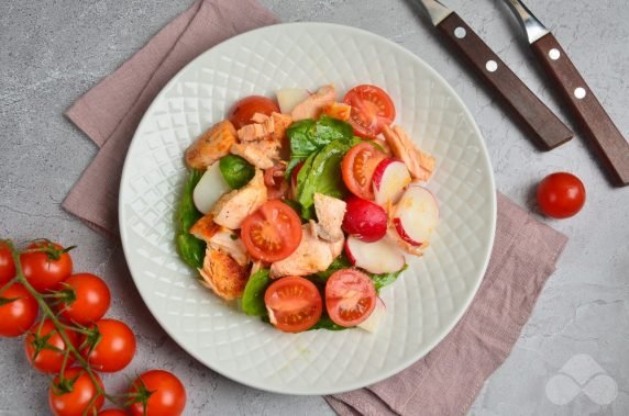 Салат с запеченным лососем и черри – фото приготовления рецепта, шаг 4