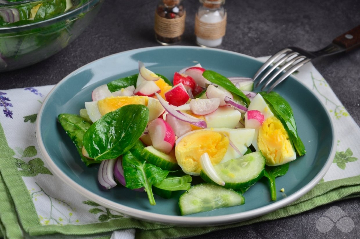 Салат с яйцами, шпинатом и редисом