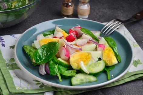 Салат с яйцами, шпинатом и редисом