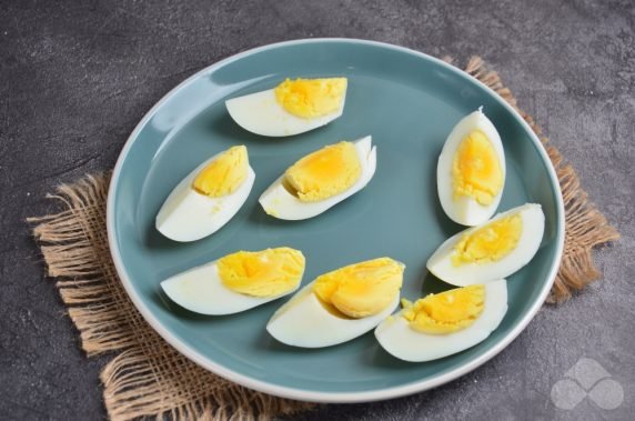 Салат с яйцами, шпинатом и редисом – фото приготовления рецепта, шаг 1