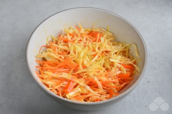 Капустный салат с морковью и болгарским перцем – фото приготовления рецепта, шаг 3