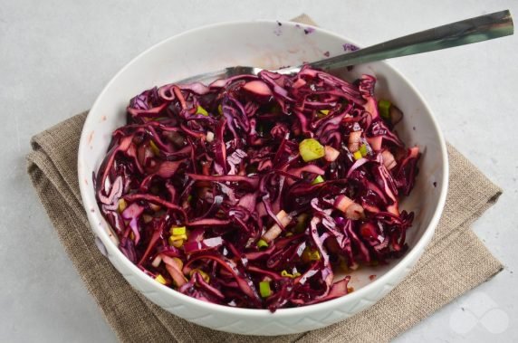 Салат из краснокочанной капусты с луком – фото приготовления рецепта, шаг 3