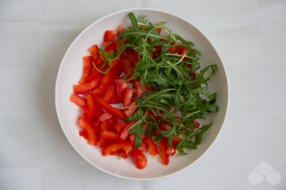 Салат из маринованного перца с рукколой – фото приготовления рецепта, шаг 2