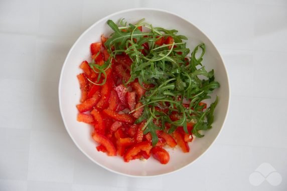 Салат из маринованного перца с рукколой – фото приготовления рецепта, шаг 3