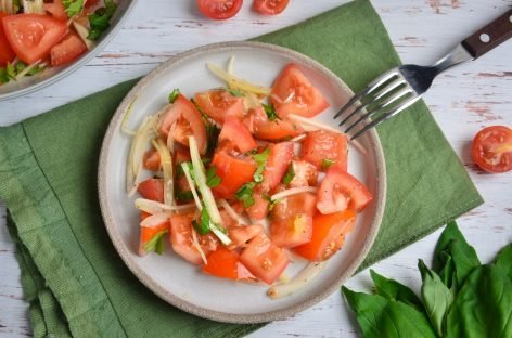 Салат из помидоров с луком и базиликом