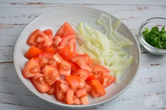 Салат из помидоров с луком и базиликом – фото приготовления рецепта, шаг 1
