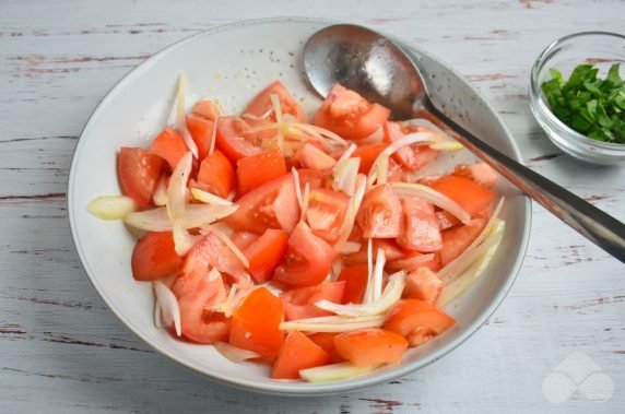 Салат из помидоров с луком и базиликом – фото приготовления рецепта, шаг 2