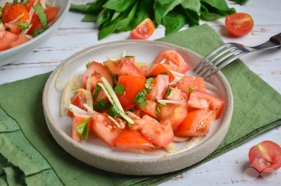 Салат из помидоров с луком и базиликом – фото приготовления рецепта, шаг 3