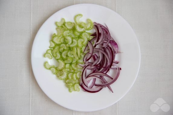 Салат с курицей, сельдереем и клюквой – фото приготовления рецепта, шаг 2