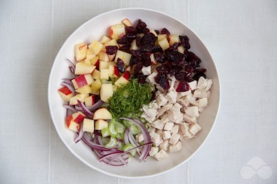 Салат с курицей, сельдереем и клюквой – фото приготовления рецепта, шаг 4