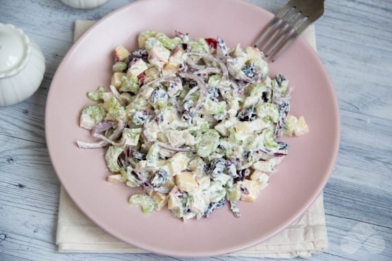 Салат с курицей, сельдереем и клюквой – фото приготовления рецепта, шаг 5