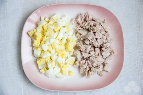Салат с курицей, яйцами и сельдереем – фото приготовления рецепта, шаг 1
