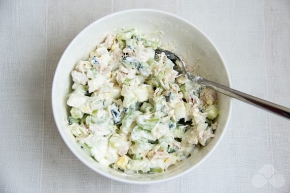 Салат с курицей, яйцами и сельдереем – фото приготовления рецепта, шаг 3