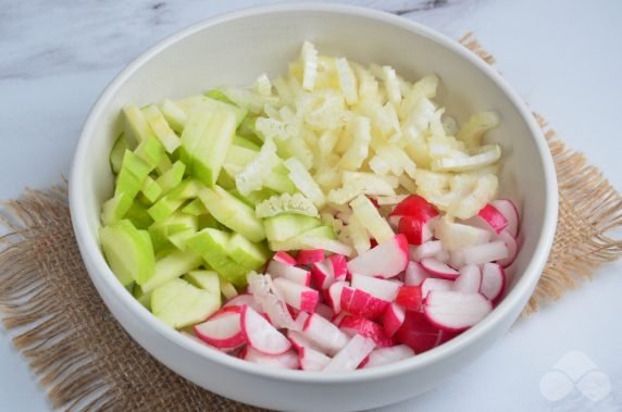 Салат с сельдереем, яблоками и редисом – фото приготовления рецепта, шаг 2
