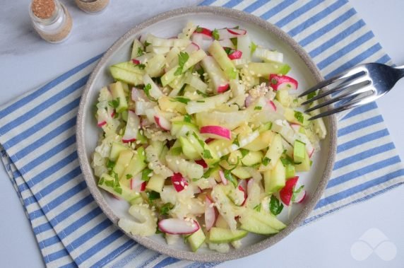 Салат с сельдереем, яблоками и редисом – фото приготовления рецепта, шаг 4
