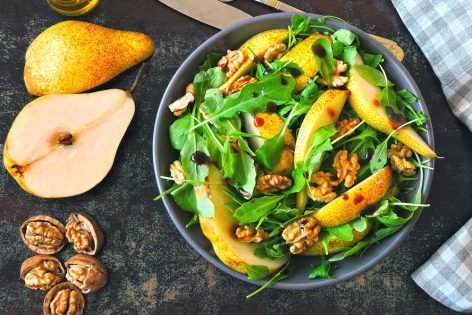 Салат с грушей, рукколой и орехами