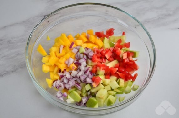 Салат-сальса с яблоками и манго – фото приготовления рецепта, шаг 1