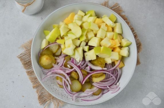 Салат с сельдью и яблоками – фото приготовления рецепта, шаг 2