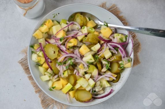 Салат с сельдью и яблоками – фото приготовления рецепта, шаг 3