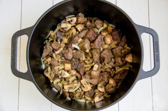 Классический лагман с говядиной, грибами и овощами – фото приготовления рецепта, шаг 3