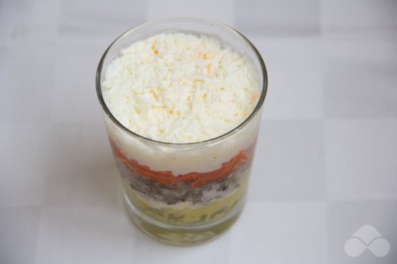 Порционный салат «Мимоза» – фото приготовления рецепта, шаг 6
