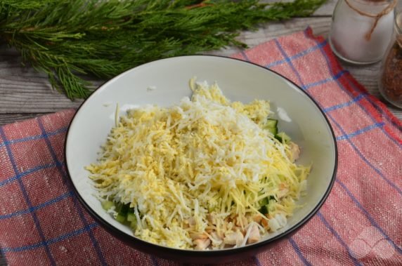 Салат «Елочка» с курицей и сыром – фото приготовления рецепта, шаг 4