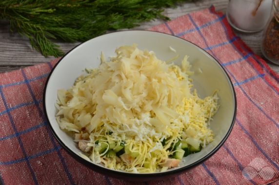 Салат «Елочка» с курицей и сыром – фото приготовления рецепта, шаг 5