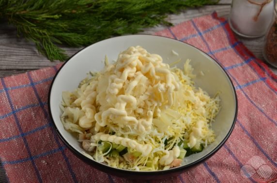 Салат «Елочка» с курицей и сыром – фото приготовления рецепта, шаг 6