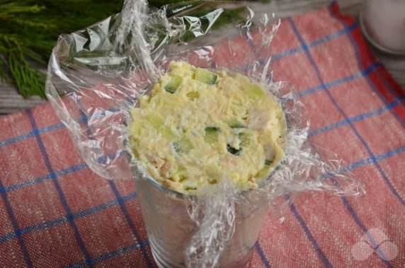 Салат «Елочка» с курицей и сыром – фото приготовления рецепта, шаг 8