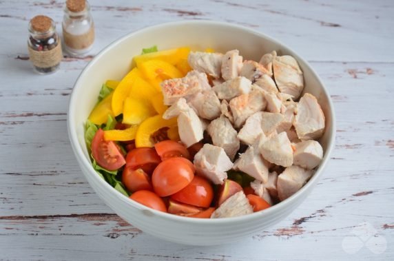 Диетический салат с курицей и маслинами – фото приготовления рецепта, шаг 3