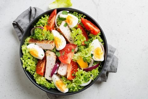 Салат с курицей, яйцами и паприкой