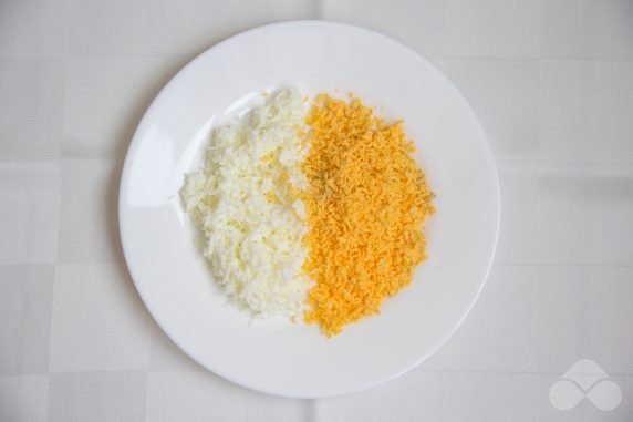 Салат Мимоза с перепелиными яйцами – фото приготовления рецепта, шаг 2