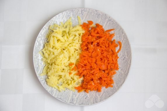 Салат Мимоза с перепелиными яйцами – фото приготовления рецепта, шаг 4