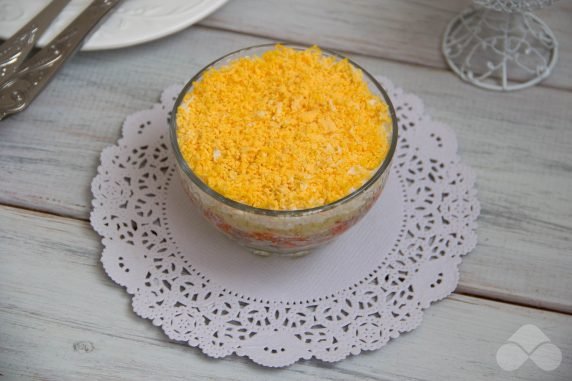 Салат Мимоза с перепелиными яйцами – фото приготовления рецепта, шаг 7